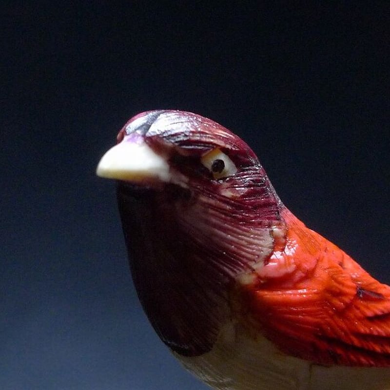置物　根付　鳥カラフル 2匹　天然素材　マンモス　象牙風 骨董　美術品 置物 根付 鳥カラフル 2匹 天然素材 マンモス 象牙風 骨董 美術品