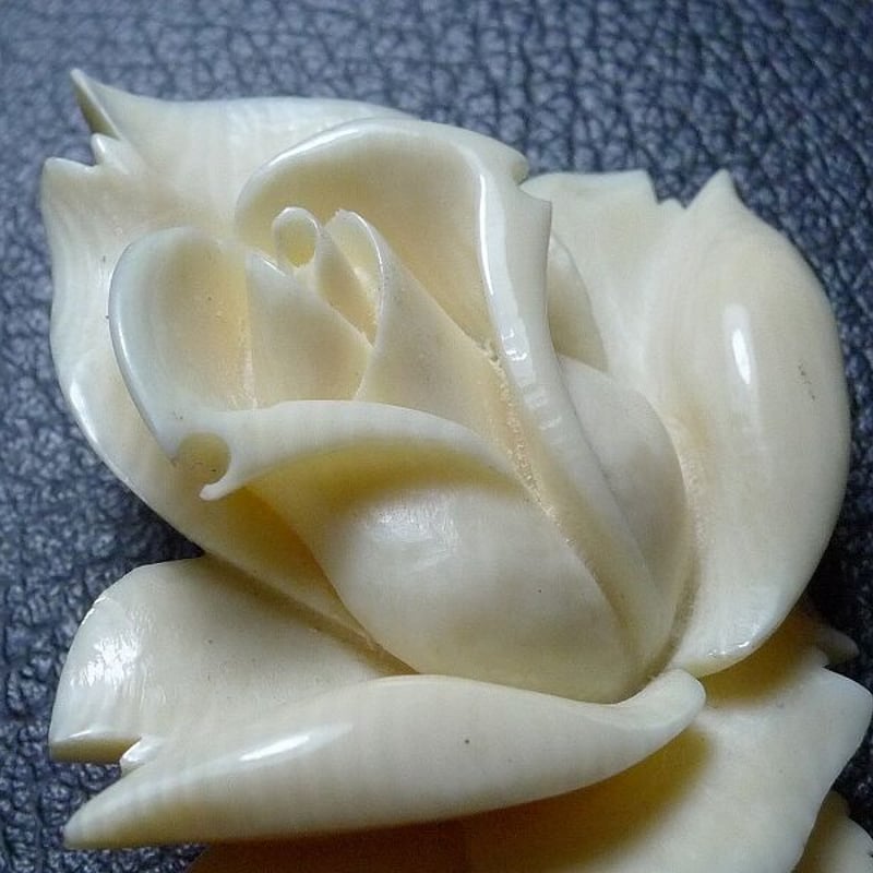 天然素材牙彫刻ブローチ新品 天然素材牙彫刻紫陽花ブローチ☆新品☆