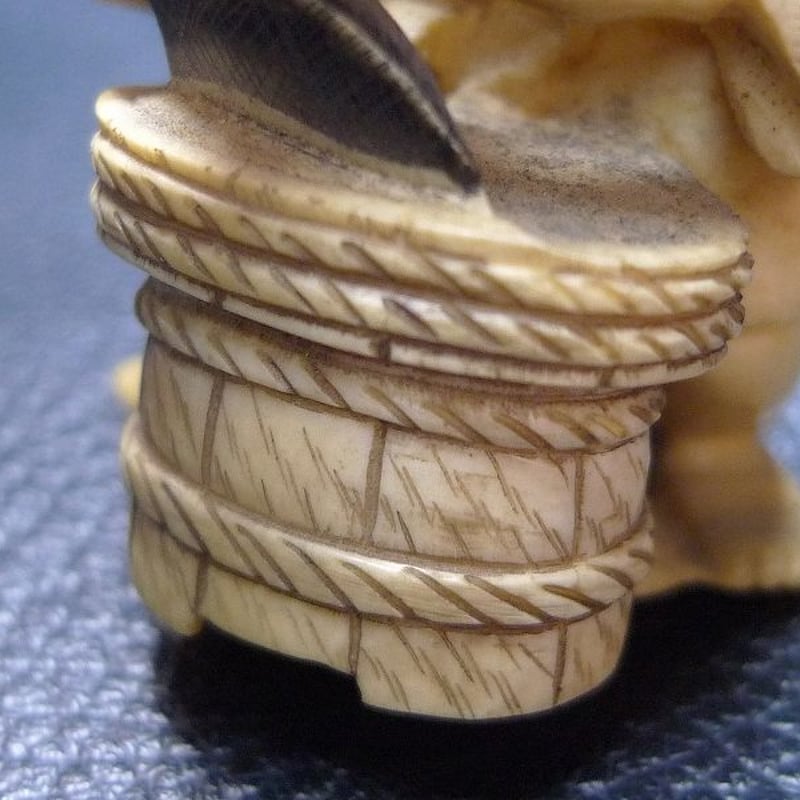 古色味！【根付　神様　仏様・38・提げ物　骨董　桑の神様？】◆収集　牙　紐止め 古色味！【根付 神様 仏様・38・提げ物 骨董 桑の神様？】◇収集 牙
