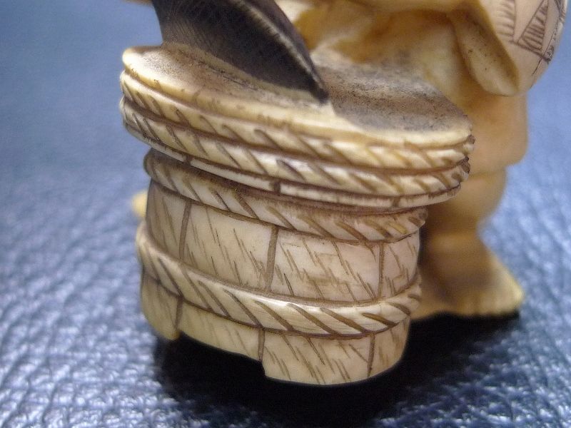 △法月作・本象牙商人根付41g・提げ物△NE18△ | 象牙屋本舗 こほく堂