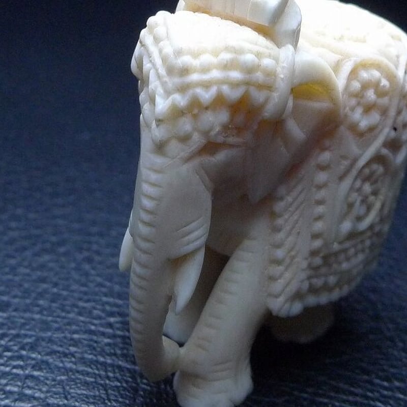 5013) 象牙調　象と子象の置物 S__209666055-medium.jpg