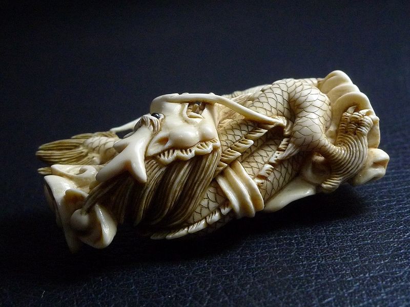 時代提物 根付 天然素材【仙人】高さ約4.5cm 横幅約2.5cm 重25ｇ 時代提物 根付 天然素材【仙人】高さ約4.5cm 横幅約2.5cm