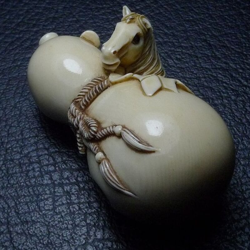 △松山作・本象牙茄子馬根付20g・提げ物△NE37△ | 象牙屋本舗 こほく