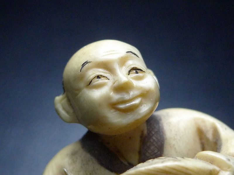 △法月作・本象牙商人根付41g・提げ物△NE18△ | 象牙屋本舗 こほく堂