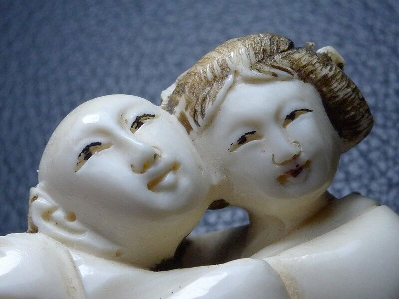 【美品】牙彫　人形　 彫刻　根付　置物　インテリア　工芸品　美術品　A3349 博物館展示レベル—幕末期セイウチ牙彫根付鬼を吊るす鍾馗 – 株式