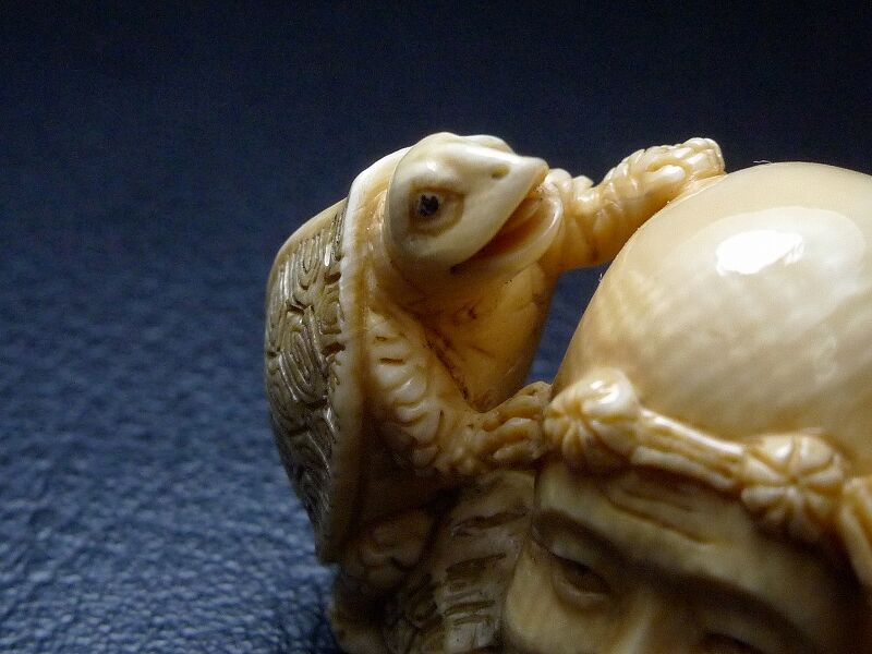 △田中作・本象牙恵比寿天と亀根付17g・提げ物△NE29△ | 象牙屋本舗