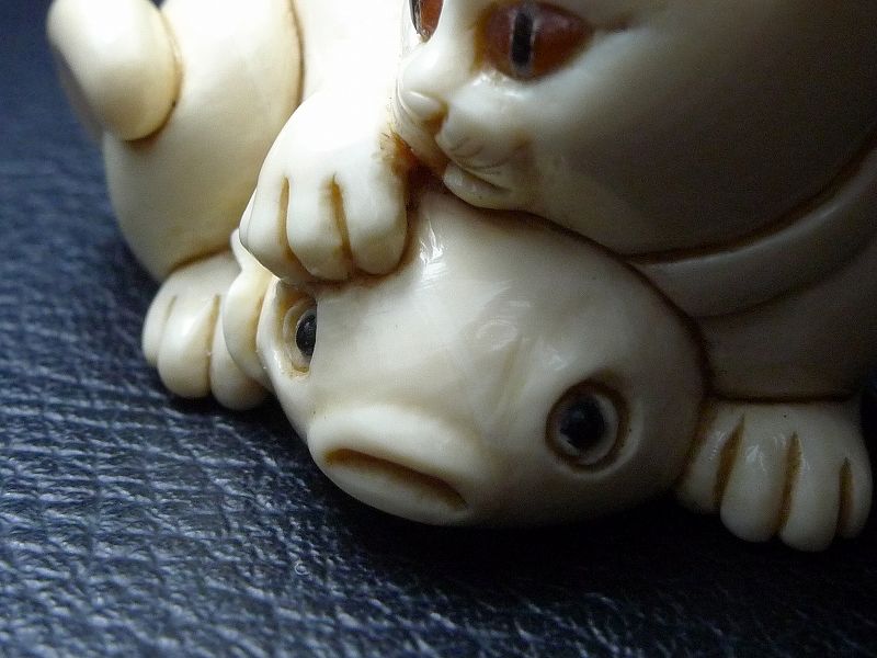 時代 堤物 根付 天然素材 猫 在銘 牙 骨 角 彫刻 提げ物【CM264】 時代 堤物 根付 天然素材 猫 在銘 牙 骨 角 彫刻 提げ物【CM264】