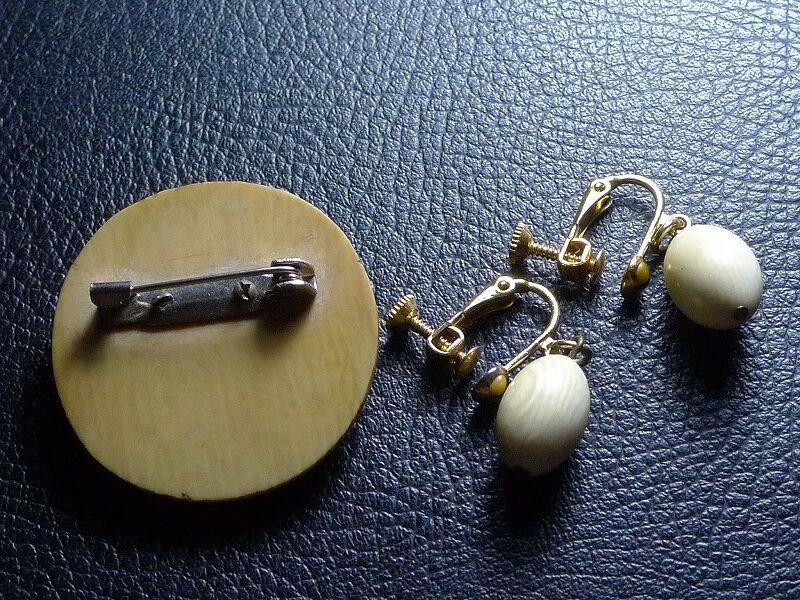 △本象牙材ブローチ・チャーム等アクセサリーまとめて42g・イヤリング
