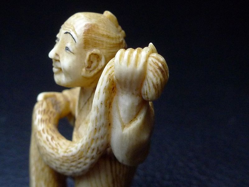 天然素材　象牙調　アンティーク　髑髏彫刻　根付　置物 △松山作・本象牙猿彫刻鼻煙壷22g・細密彫刻根付置物△NE10