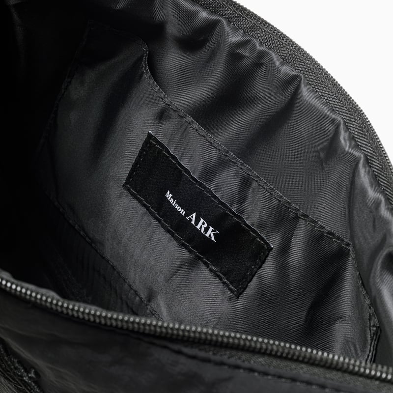 Maison ARK エンブレムハーフムーンバッグ | ARAKI STORE