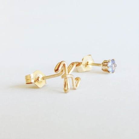 ひとつぶイニシャルと誕生石のスタッドピアス[筆記体]
