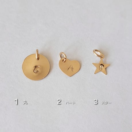 ３人のイニシャルネックレス