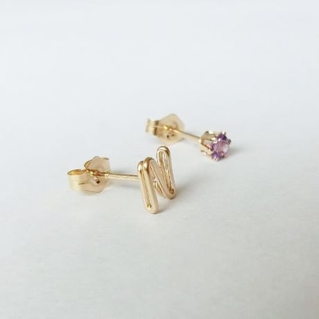 ひとつぶイニシャルと誕生石のスタッドピアス