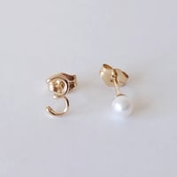 ひとつぶ数字(ナンバー)と淡水パールのスタッドピアス