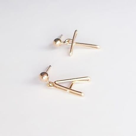 イニシャルスタッドピアス