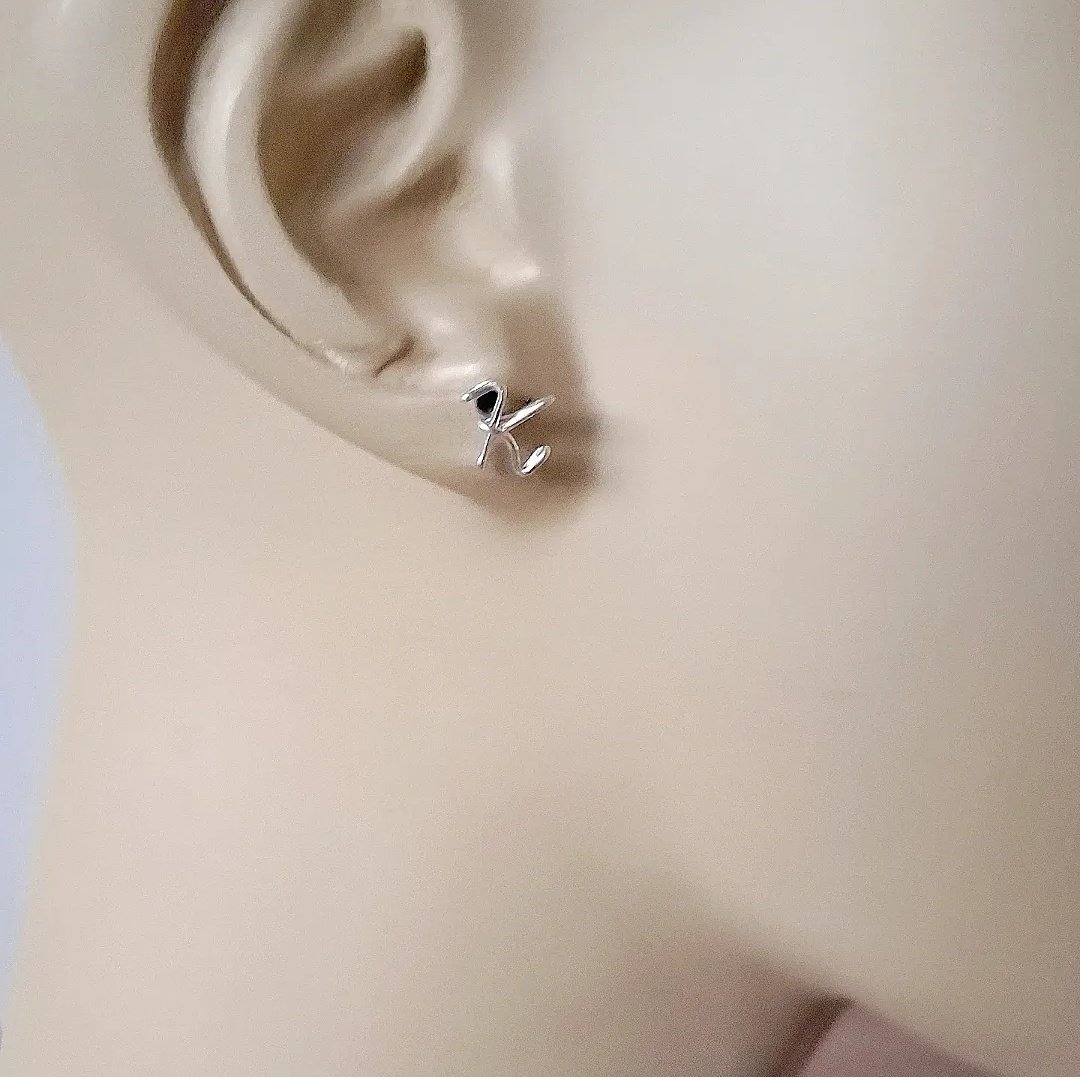 ひとつぶイニシャルと誕生石のスタッドピアス [筆記体][シルバー925