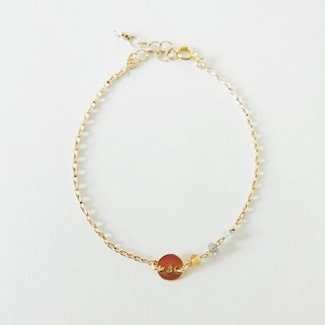 イニシャルプレートと3粒の連なる天然石のブレスレット
