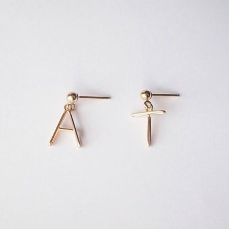 イニシャルスタッドピアス