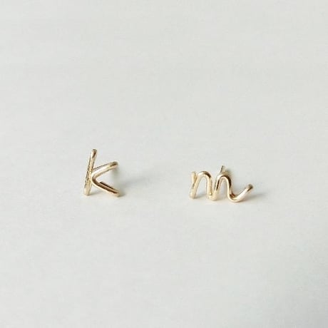 イニシャルピアス”Y“14kgf ゴールド スタッドピアス　アルファベット イニシャルピアス”Y“14kgf ゴールド スタッドピアス アルファベット