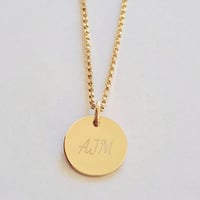3つのイニシャルプレートネックレス