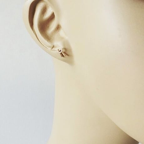 ひとつぶイニシャルと誕生石のスタッドピアス 【10金】