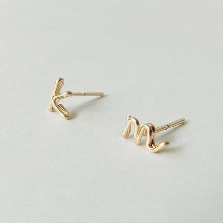 ひとつぶイニシャルスタッドピアス[小文字デザイン]