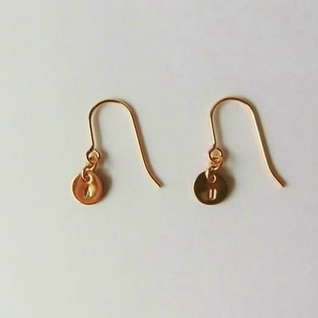 イニシャルプレートフックピアス