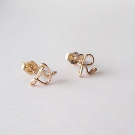ひとつぶイニシャルスタッドピアス [筆記体]