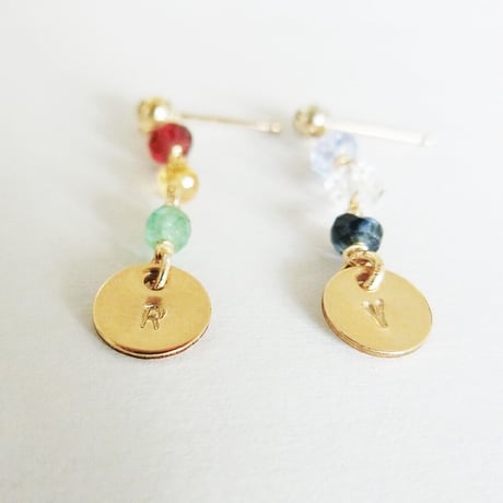 イニシャルプレートと3粒の連なる天然石のピアス