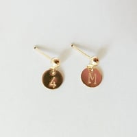 数字＆イニシャルのミニプレートピアス