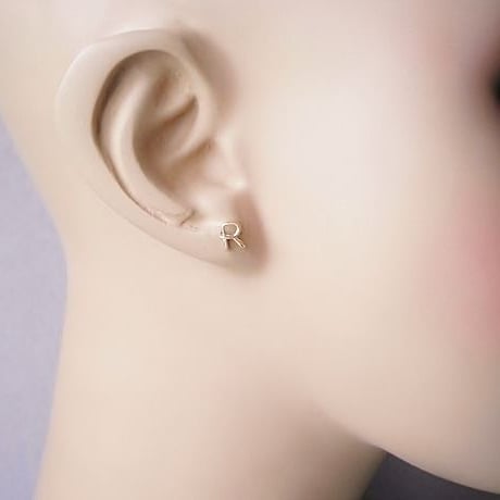ひとつぶイニシャルスタッドピアス(片耳)