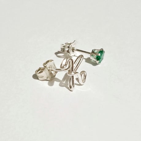 ひとつぶイニシャルと誕生石のスタッドピアス [筆記体][シルバー925]