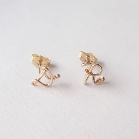 ひとつぶイニシャルスタッドピアス [筆記体]