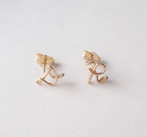 ひとつぶイニシャルスタッドピアス [筆記体] | ナンバー（数字）と 