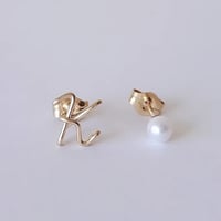 ひとつぶイニシャルと淡水パールのスタッドピアス[筆記体]