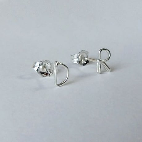 ひとつぶイニシャルスタッドピアス（片耳）[シルバー925]