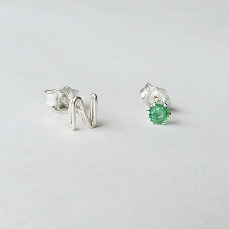 ひとつぶイニシャルと誕生石のスタッドピアス [シルバー925]