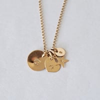 4人のイニシャルネックレス