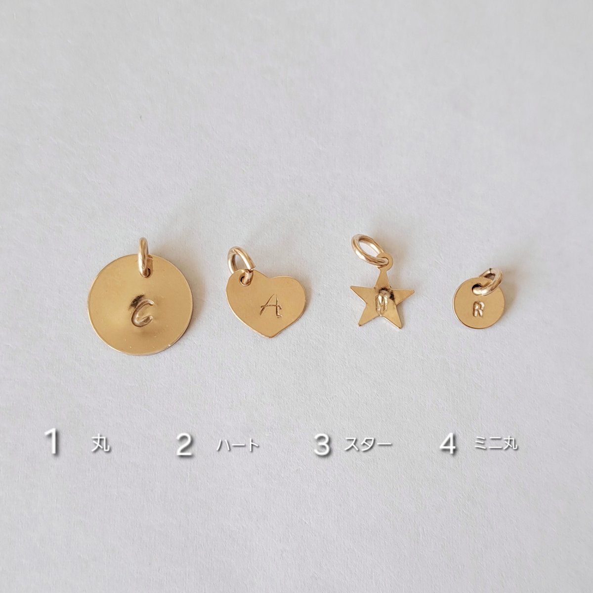 4人のイニシャルネックレス | ナンバー（数字）とイニシャルの