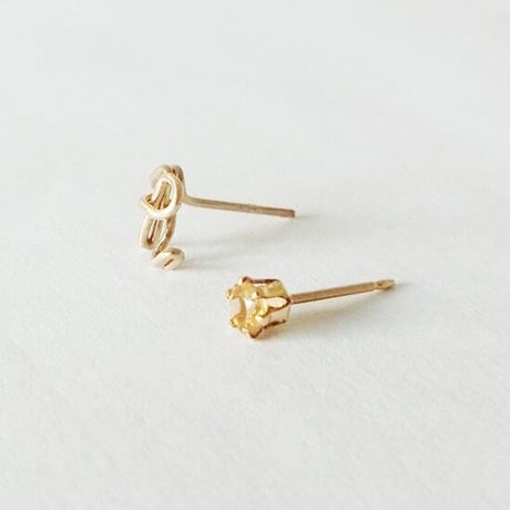 ひとつぶイニシャルと誕生石のスタッドピアス[筆記体]  【10金】