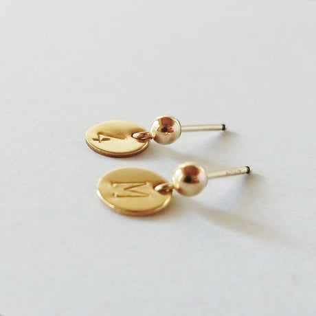 数字＆イニシャルのミニプレートピアス