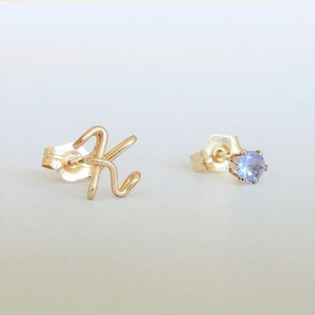 ひとつぶイニシャルと誕生石のスタッドピアス[筆記体]