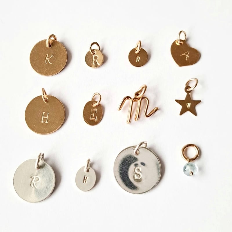 美品☆イニシャルプレート　FENDIネックレスチャーム イニシャルプレートチャーム [シルバー925] 【着せ替え