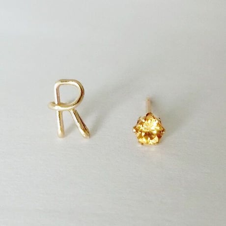 ひとつぶイニシャルと誕生石のスタッドピアス 【10金】