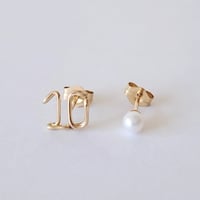 数字(ナンバー)2ケタと淡水パールのスタッドピアス