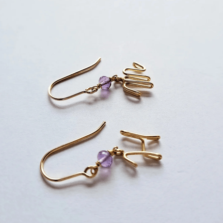イニシャルと誕生石のフックピアス