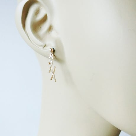 3つのイニシャルピアス フラッグ