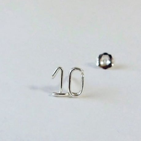 小さな数字(ナンバー)2ケタ スタッドピアス [シルバー925]