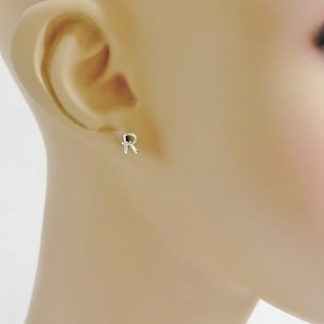 ひとつぶイニシャルスタッドピアス（片耳）[シルバー925]