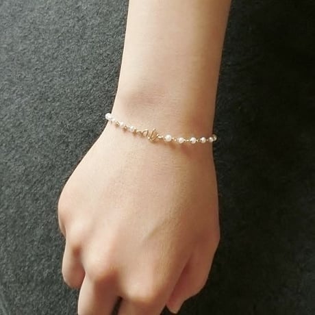 イニシャルと誕生石の連なるブレスレット